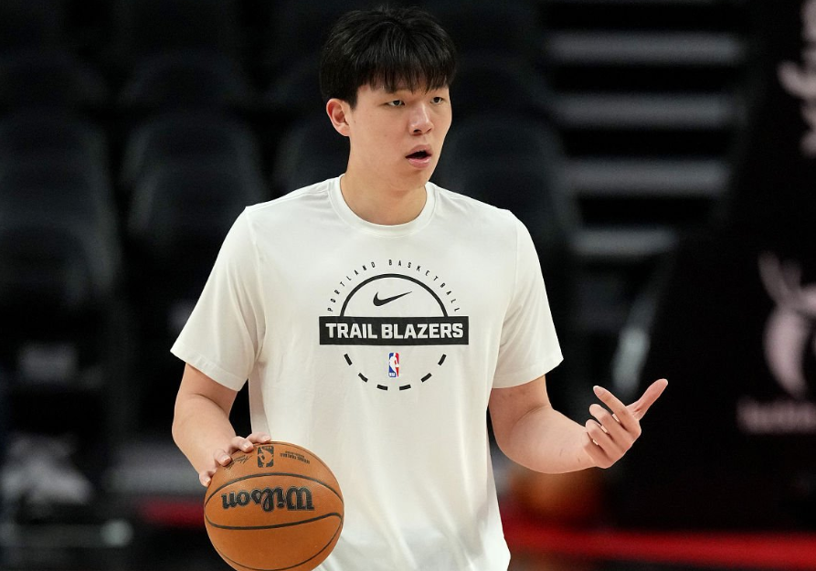 乐鱼体育网址-健康第一！杨瀚森因背部拉伤缺战G联赛：穿便装场边观战