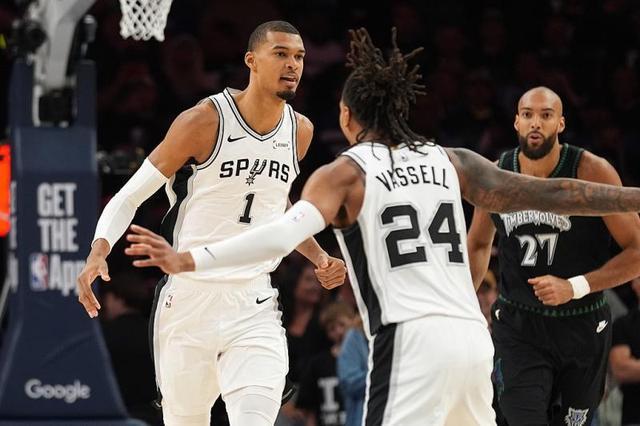 乐鱼体育中国官方网站-NBA季后赛｜文班亚马如天神下凡，马刺夺回主场优势